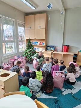 Obdaritev otrok iz Dvojezičnega vrtca Kerinov Grm